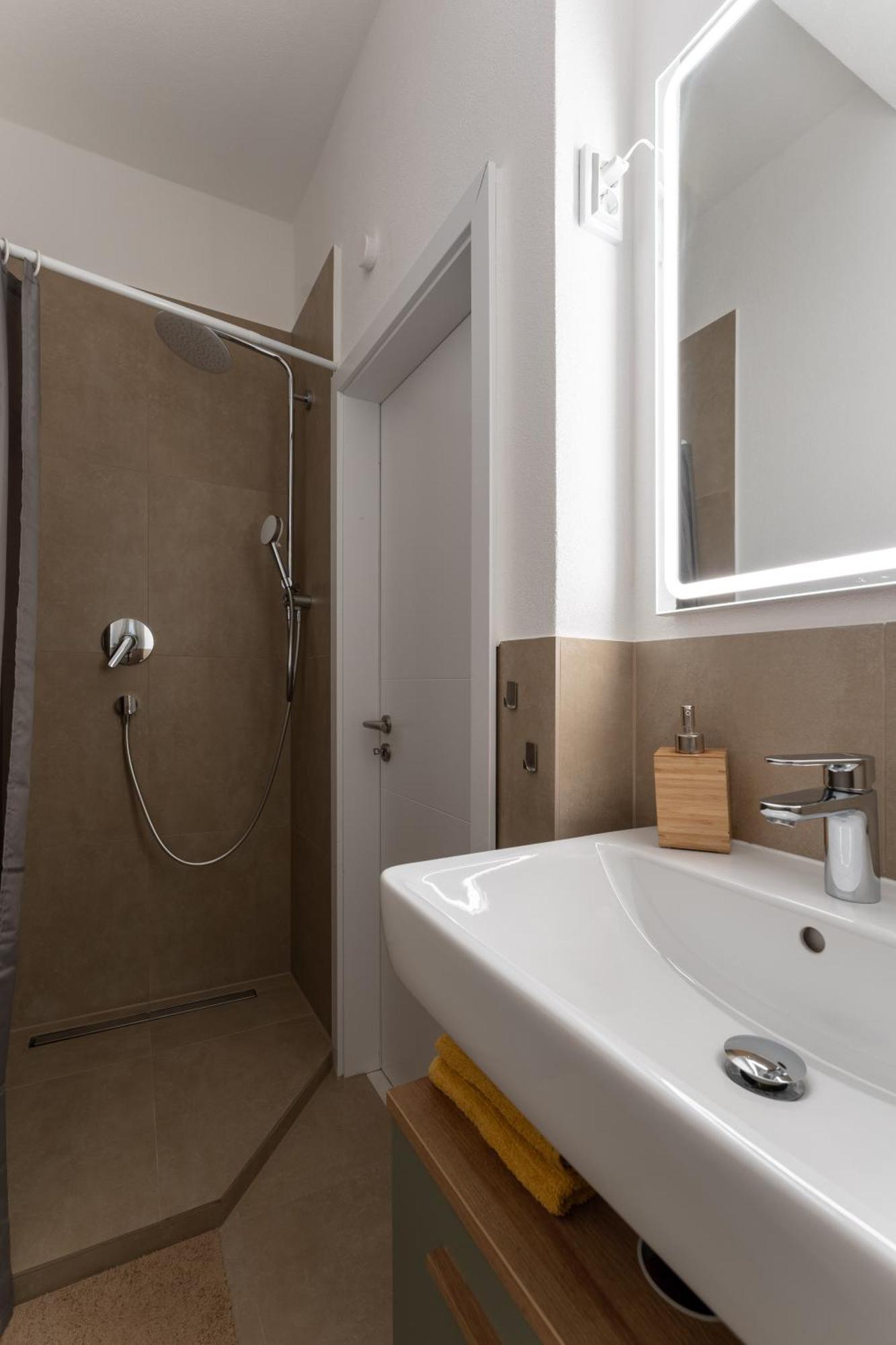Modern Living Apartment - 3-Zimmer - Nuernberg Nord, Ruhige Seitenstrasse, Fusslaeufig Strassenbahn Bagian luar foto